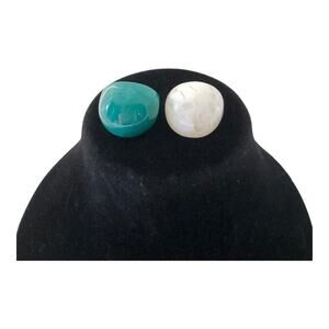 2 NIP Trendy Acrylic Fashion Big Rings In Ivory And Green Size 7